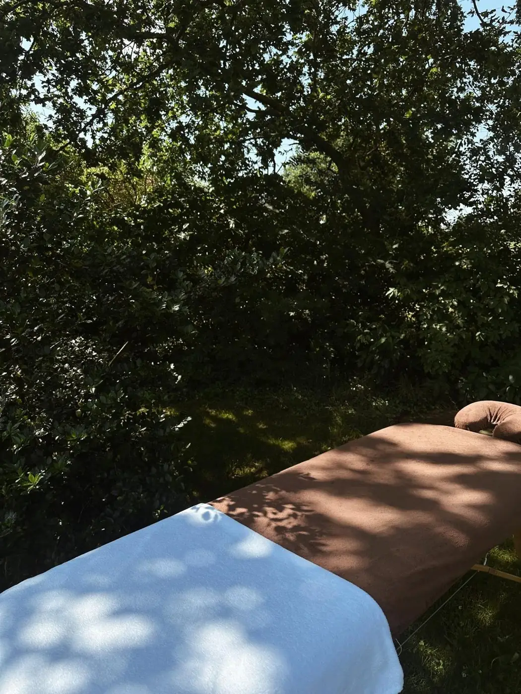 Massagetafel buiten in de tuin bij de massagepraktijk in Lemele