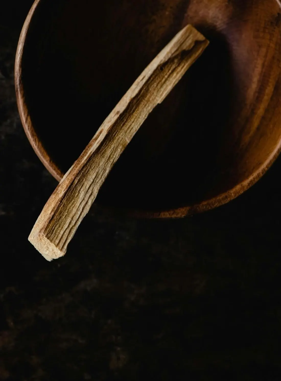 Palo santo in een houten schaaltje in de massagepraktijk in Lemele
