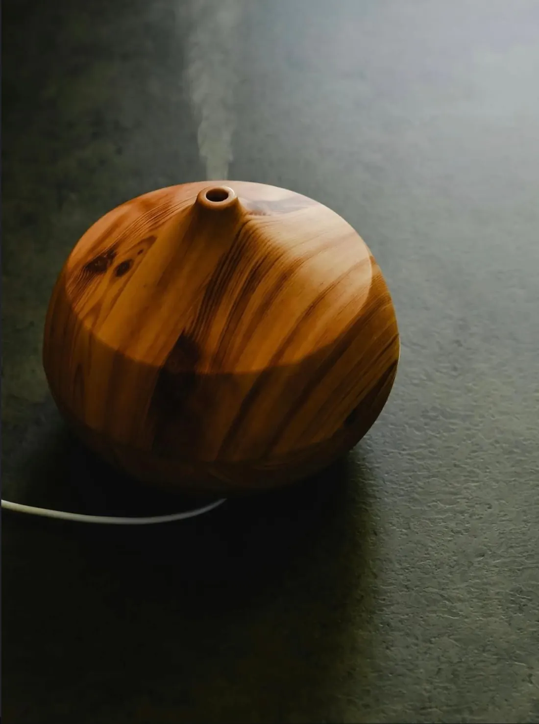 Houten aroma-diffuser met zachte damp in de massagepraktijk in Lemele